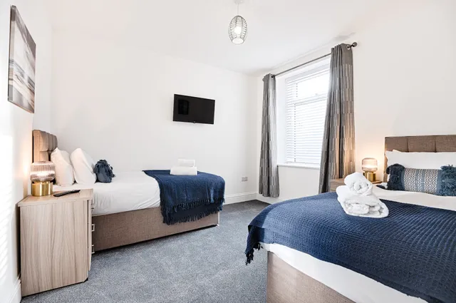 Caemawr Place - Stylish Home TV in Every Bedroom!