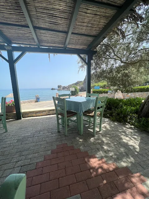 TAVERNA GIANNIS (The Peach bar)