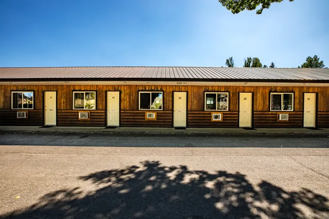 Kudar Log Cabins Motel Campervan