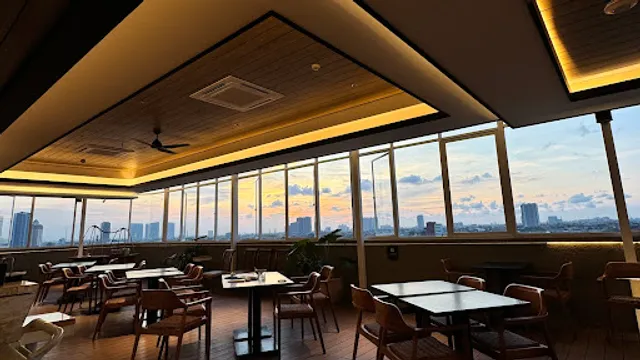 Candi Resto & Rooftop Bar