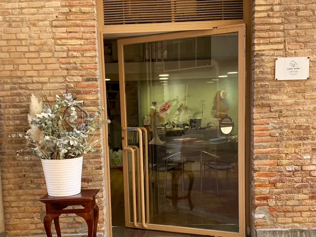 Juana Nicolás. Tocados y accesorios de novias e invitadas de bodas y eventos.