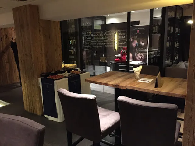 Toccami Wine-Bar Cocktail-Lounge