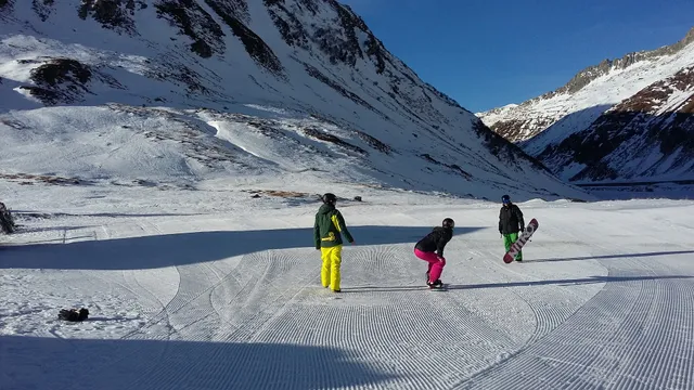 Snowlimit Snowboard and Ski school shop rent