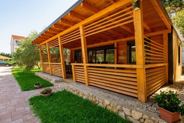 Apartmani i kamp Mara