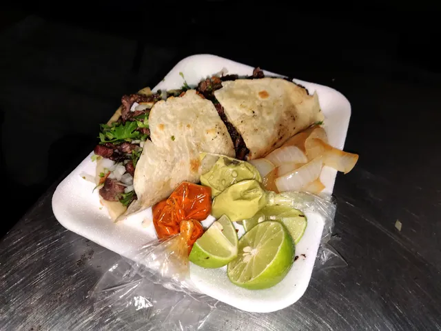 Tacos de carne asada "por mientras"