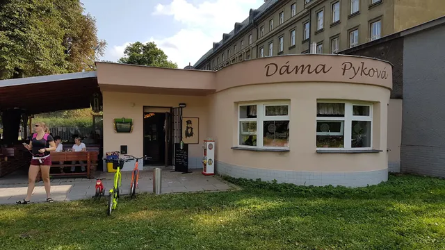 Restaurace Dáma Pyková - rodinné a firemní oslavy, letní zahrada, skvělá kuchyně