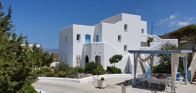 Sarakiniko Rooms To Let - Milos Island