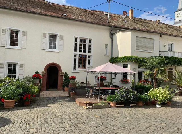 Weingut , Gästehaus und Kräuterhof