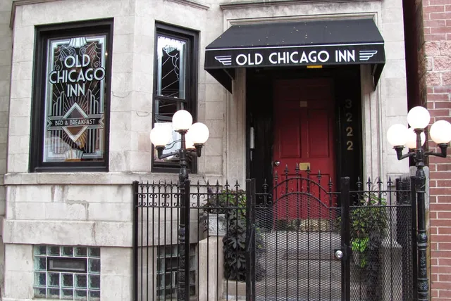 Old Chicago Inn featuring Room 13