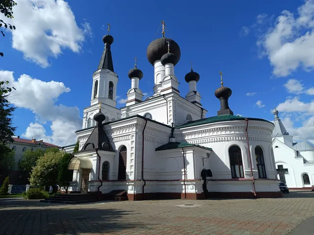 Khram Trekh Svyatiteley