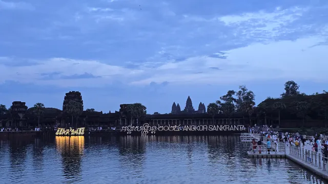 ឧទ្យានមុខប្រាសាទអង្គរវត្ត