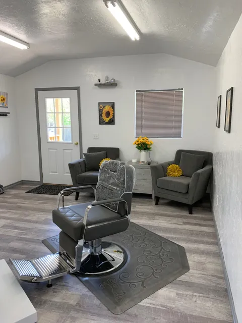 Shayna’s Curly Q’s & Do’s