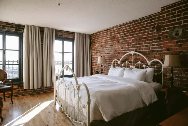 Auberge du Vieux-Port par Gray Collection