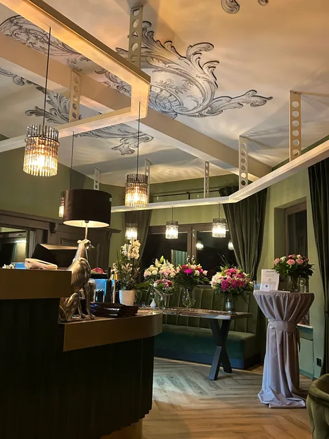 NOAH Restaurant & Lounge