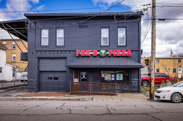 Fox's Pizza Den