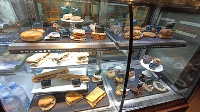 Starbucks Plaza San Luis