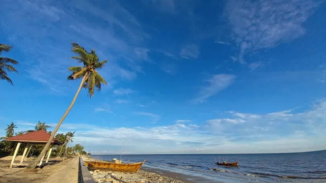 Pantai Pesona Teluk Rhu