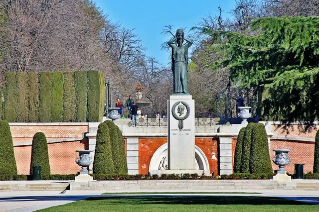 Statue of Jacinto Benavente