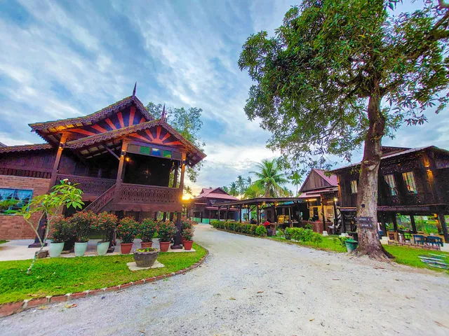 Sayang Di Kaki Bukit