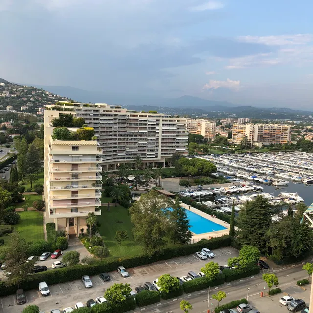 Cannes Marina : Apartment with Services. Golf, swimming pool.