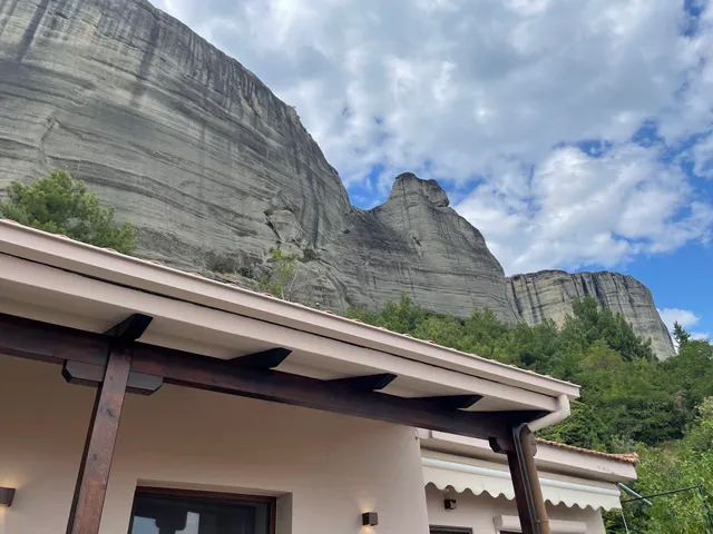 Under the rocks meteora panoramic view villa