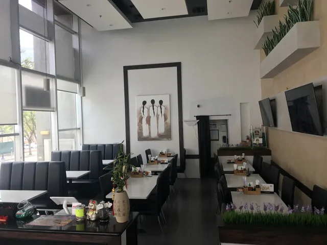 Flamin' Phó & Sushi Bar