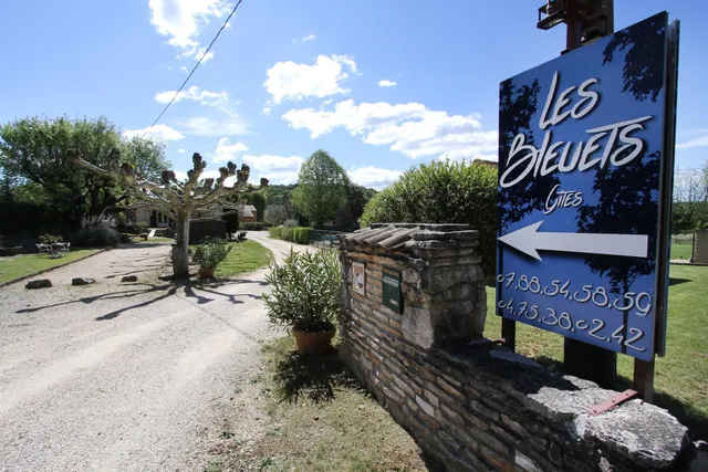 Gites Les Bleuets: location de vacances au calme avec piscine chauffée proche Vallon pont d'arc entre l'Ardèche et la Cèze