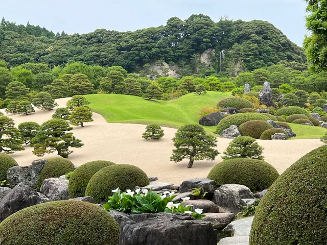 Weißer Sand und blaue Kiefern-Garten