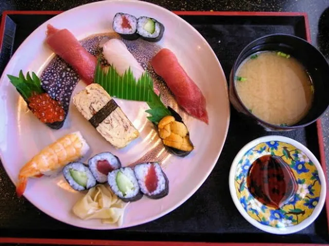 丸徳鮨 一品料理とおすしの店