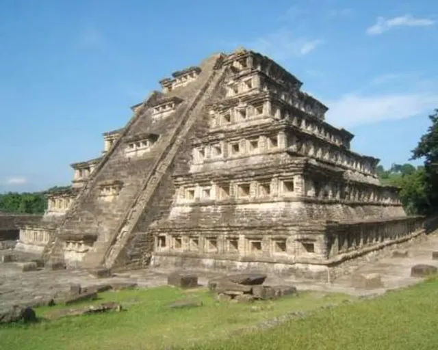 Pirámide de los Nichos