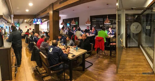 Es refugi · foc, copa i taula