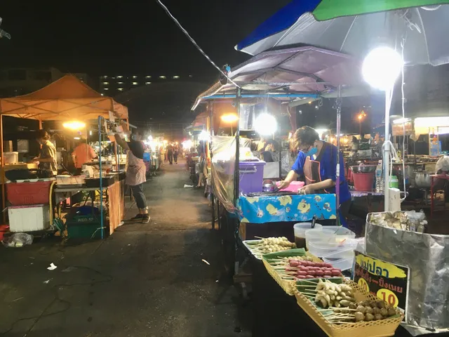 Din Daeng Market