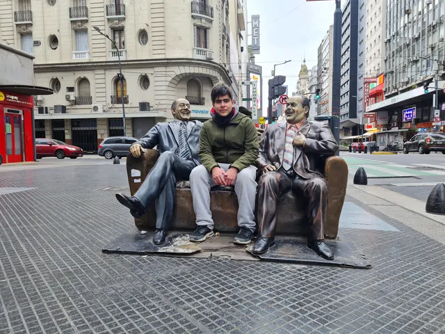 Estatua de Alberto Olmedo y Javier Portales