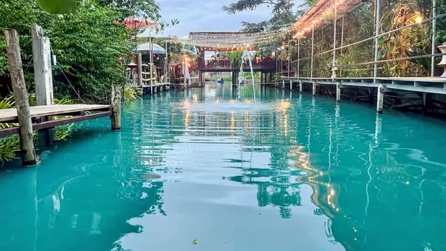 Hollywood Baan Na, Monrak Bang Phuttha