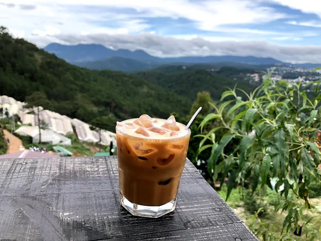 Tiệm Cà Phê Nhà Bên Đồi