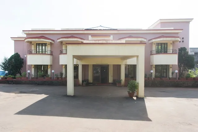 OYO 9807 Dhanhills Hotel