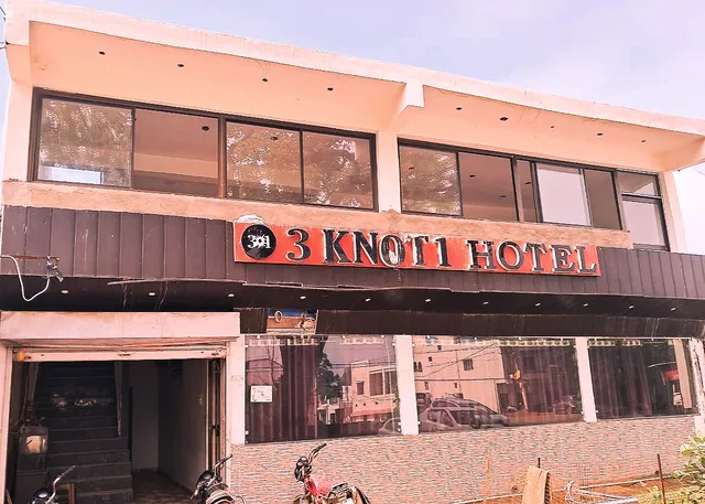 3 KNOT 1 HOTEL & RESTAURANT