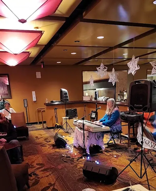 Creekside Cafe & Lounge