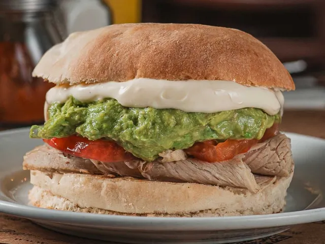 Fuente Chilena - Local Nueva Las Condes