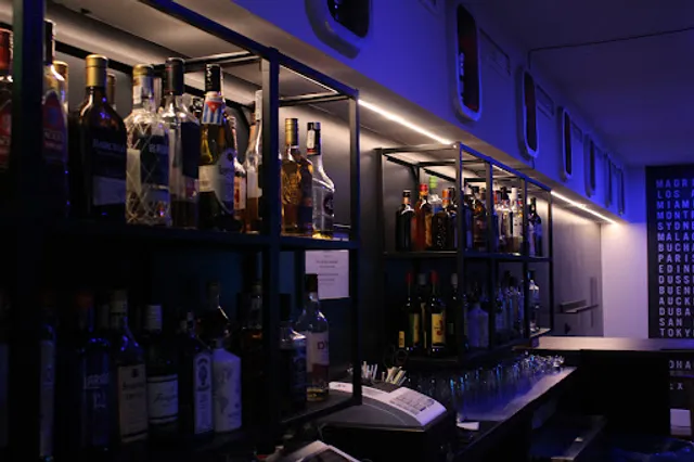 747, bar de copas, fiesta, dardos, música y baile