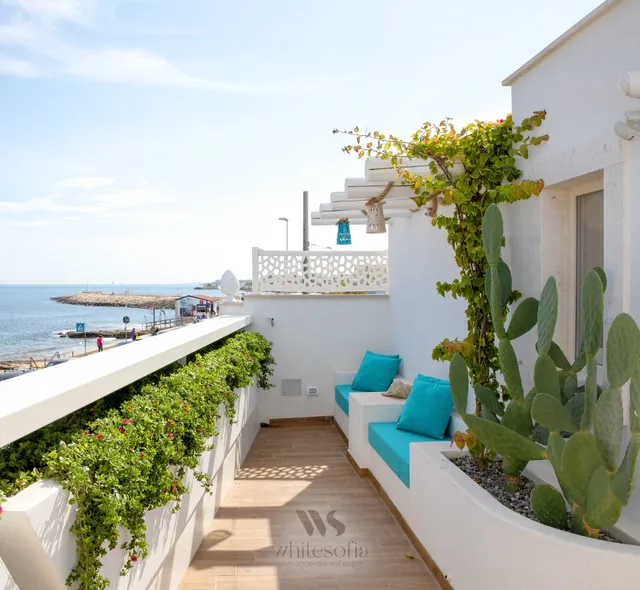 whitesofia • uno sguardo sul mare