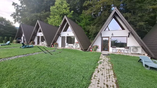 Căsuțele de sub pădure