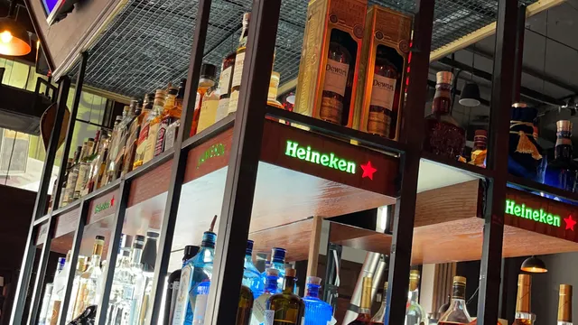 WOOD LOUNGE BAR & RESTAURANT