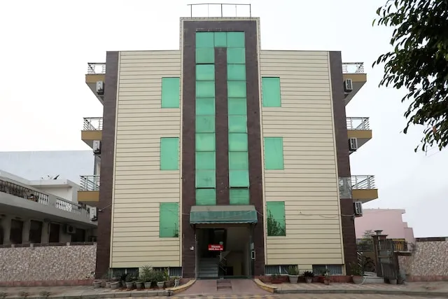 OYO Moon Residency Near Omaxe Celebration Mall