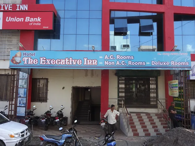 OYO 48937 Hotel The Executive Inn