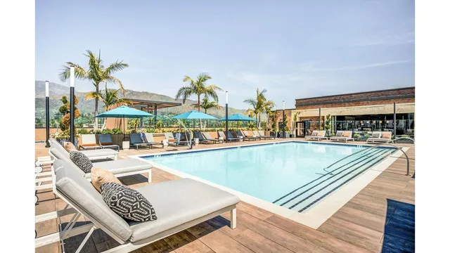 Esperanza at Duarte Station