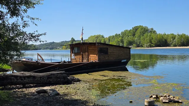 La Toue Reine, cabane sur la Loire