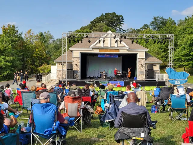 Oskar Schindler Performing
