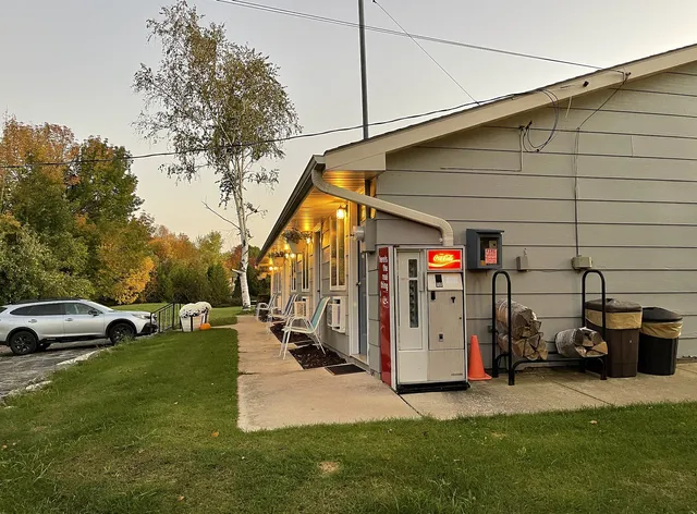 Journey's End Motel & Cabins