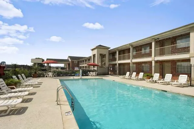 Howard Johnson by Wyndham Beaumont